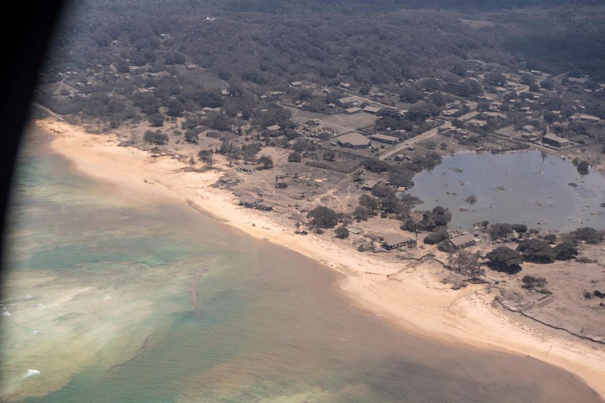 Las imágenes captadas por aviones de Nueva Zelanda y Australia muestran la devastación en Tonga.