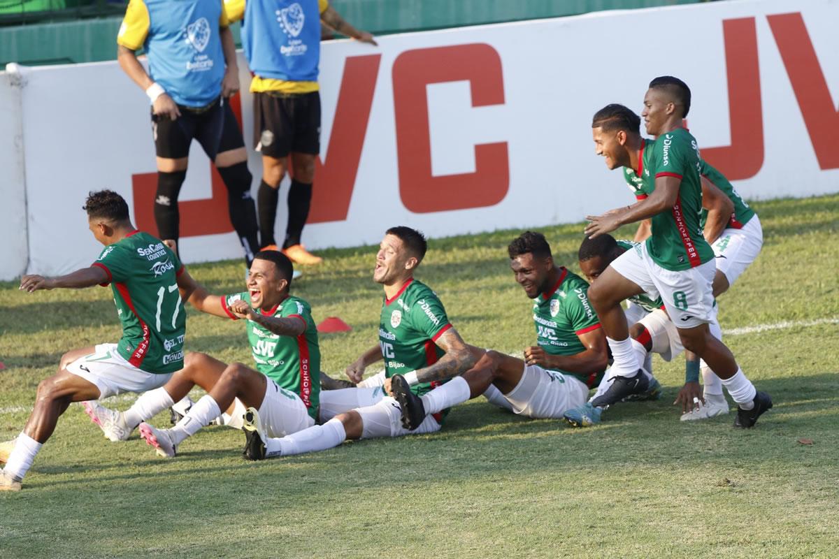 El festejo del trencito de los jugadores del Marathón tras el gol del triunfo ante Real España.