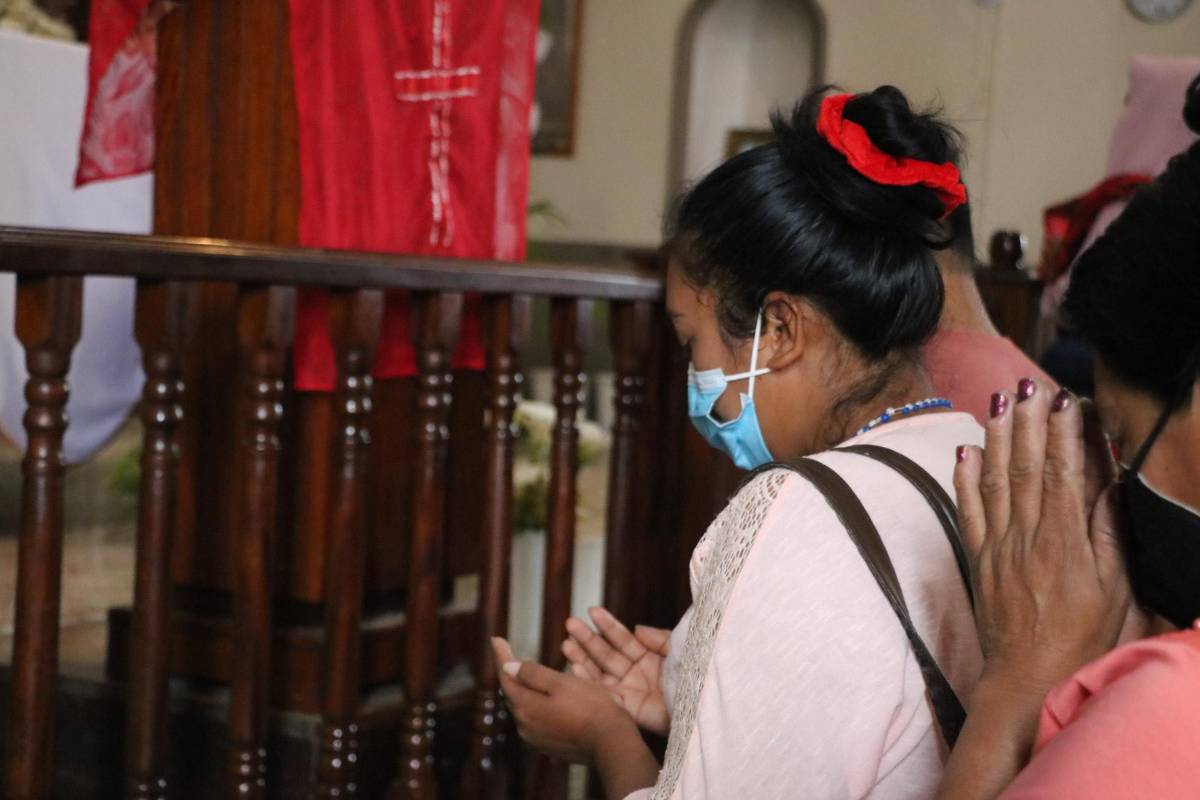 Miles de devotos cumplen promesas y peregrinan al Cristo Negro de Quezailica