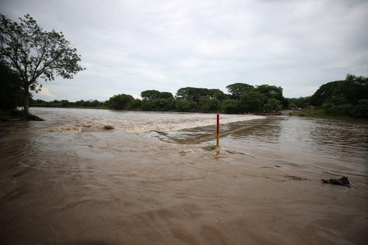 Miles de familias incomunicadas por lluvias del huracán Erick categoría 3