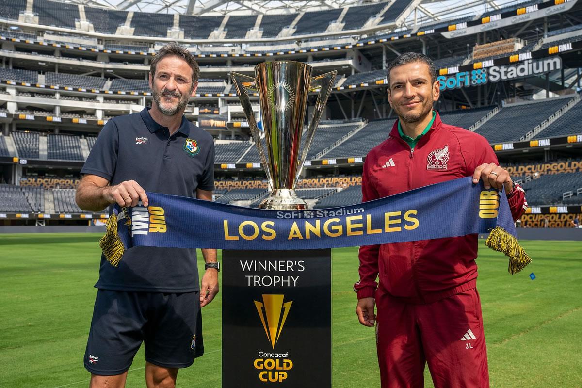 Duelo de entrenadores. Thomas Christiansen y Jaime Lozano posando previo a la final.