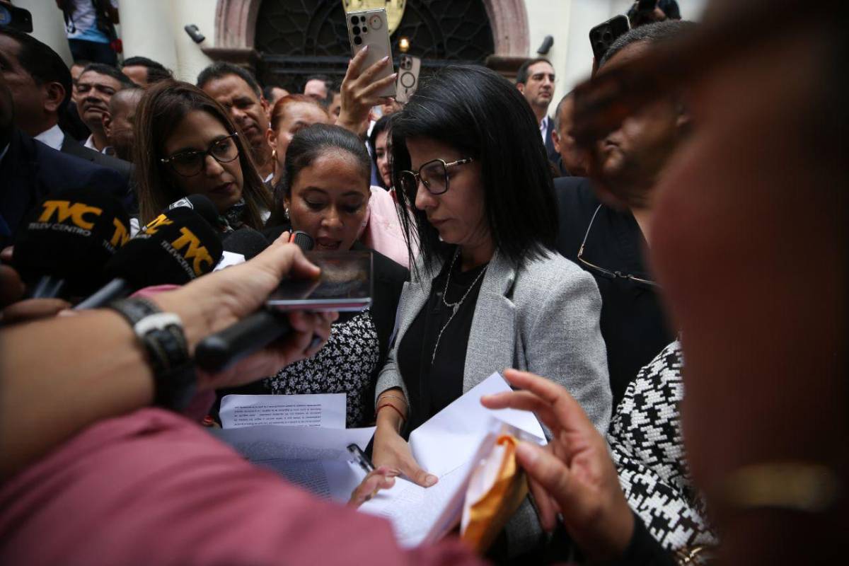 Diputados opositores sesionan en los bajos del Congreso Nacional