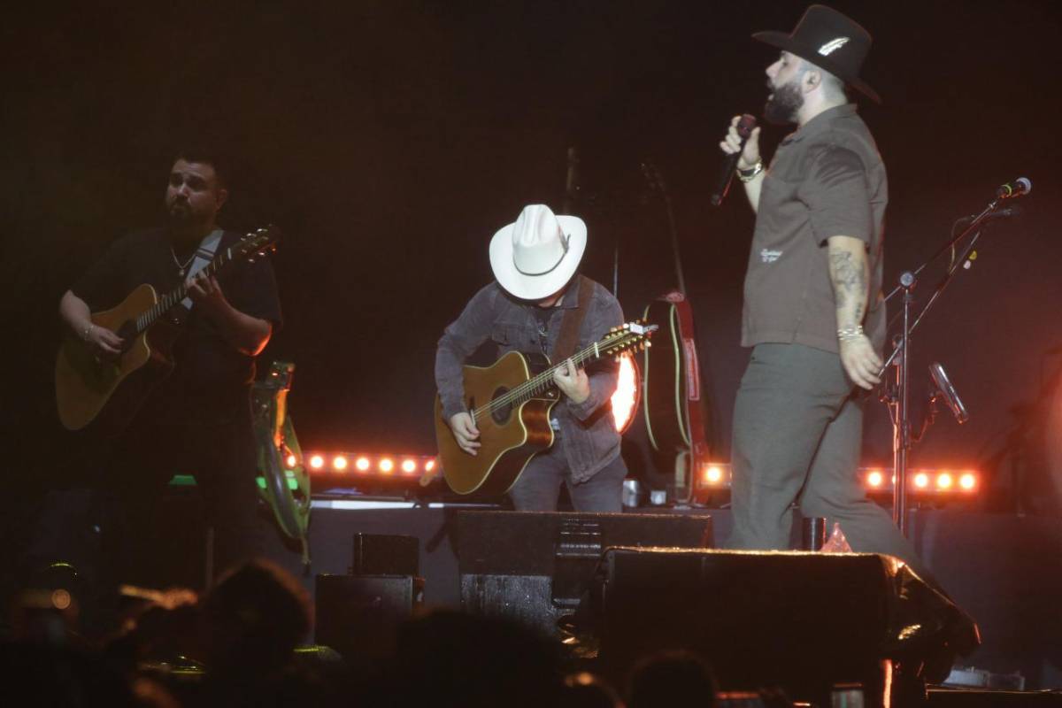 Carín León ofreció una serenata inolvidable en Tegucigalpa