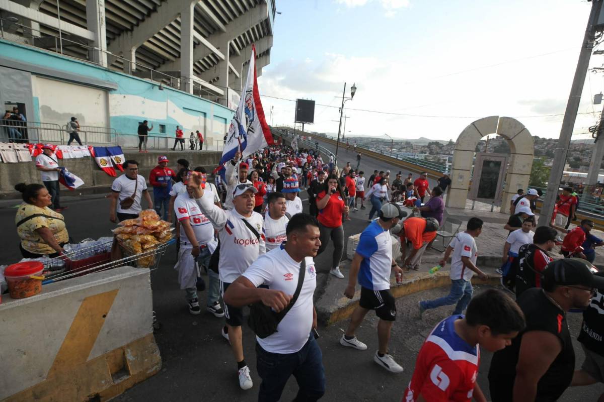 ¡Nadie lo esperaba! Barras de Olimpia y Saprissa protagonizan insólito momento en Tegucigalpa