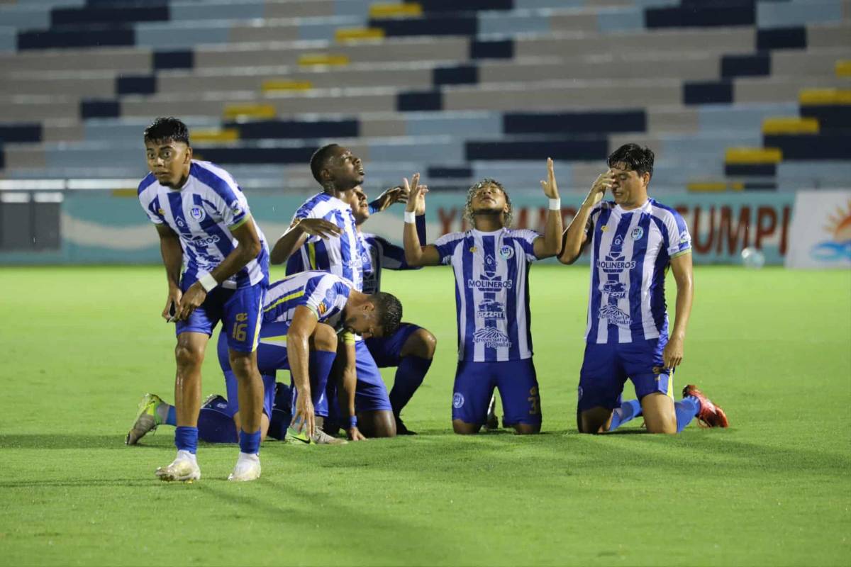 Estadio Ceibeño estrenó su cancha: aguacero, bellezas y bronca en Victoria-Herediano