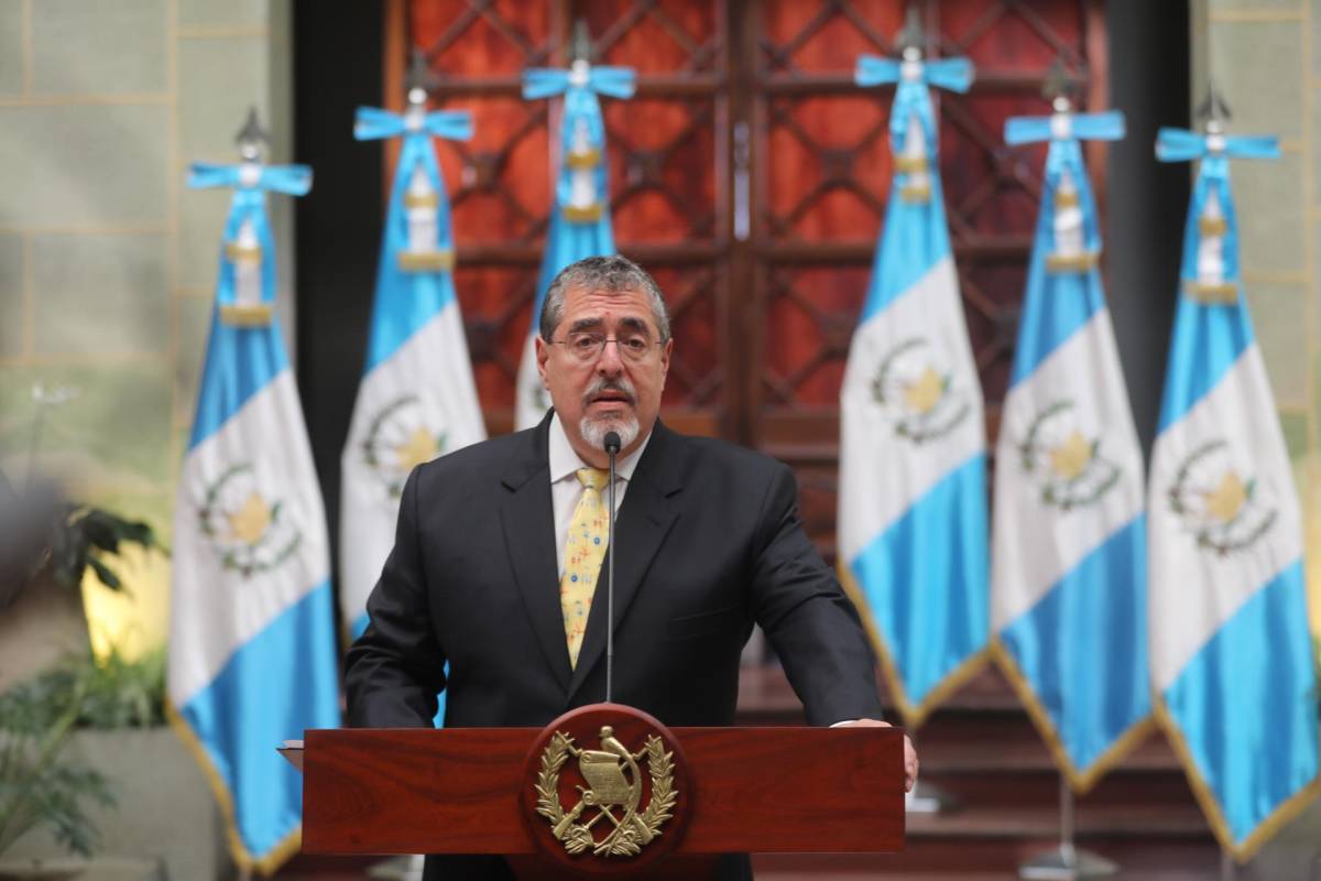 Presidente de Guatemala vuelve a citar a fiscal que trató de obstaculizar su investidura
