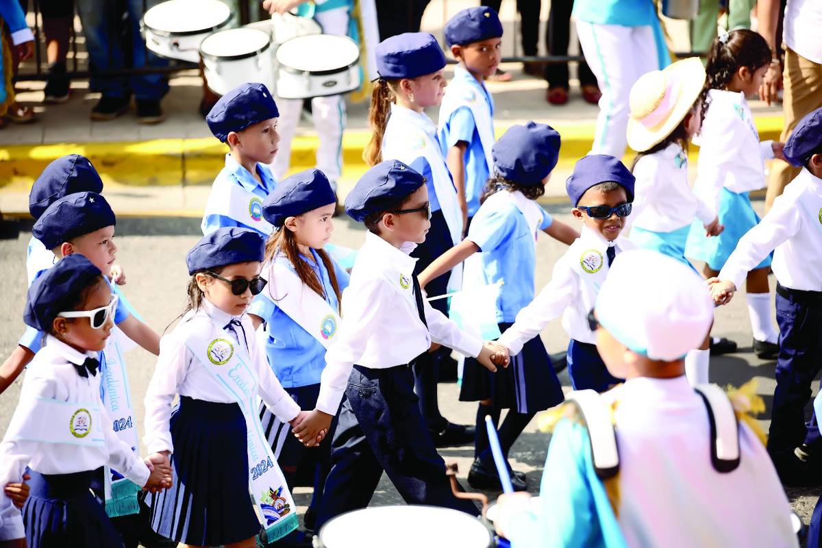 Niños cautivaron a sampedranos en el inicio de los desfiles patrios