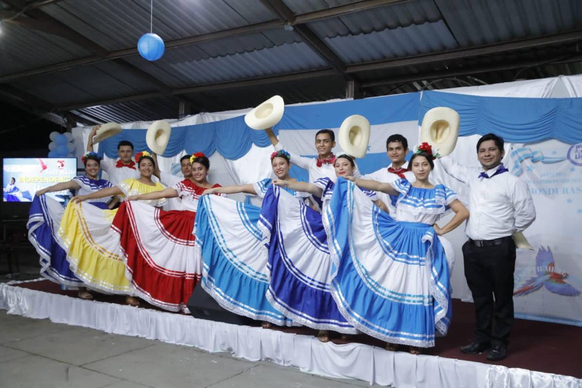 Jóvenes cristianos resaltan valores cívicos en noche cultural