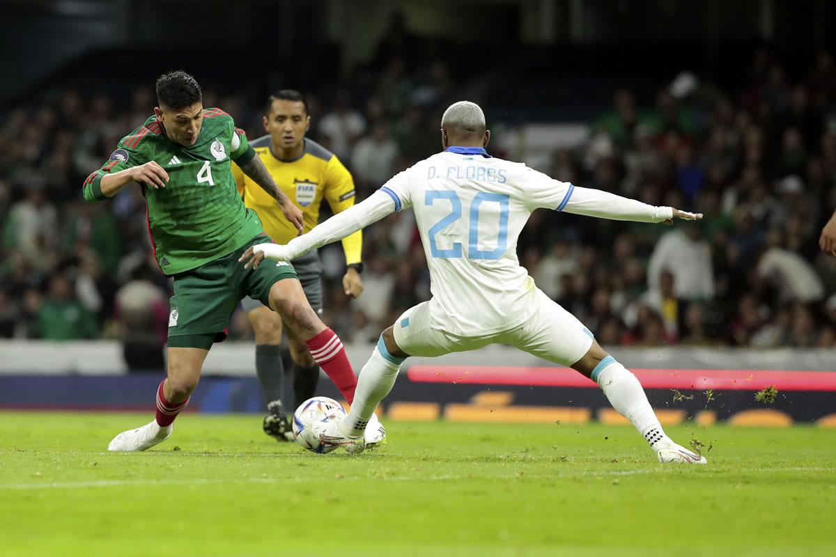 Iván Barton es criticado por sus decisiones arbitrales en el partido México-Honduras.
