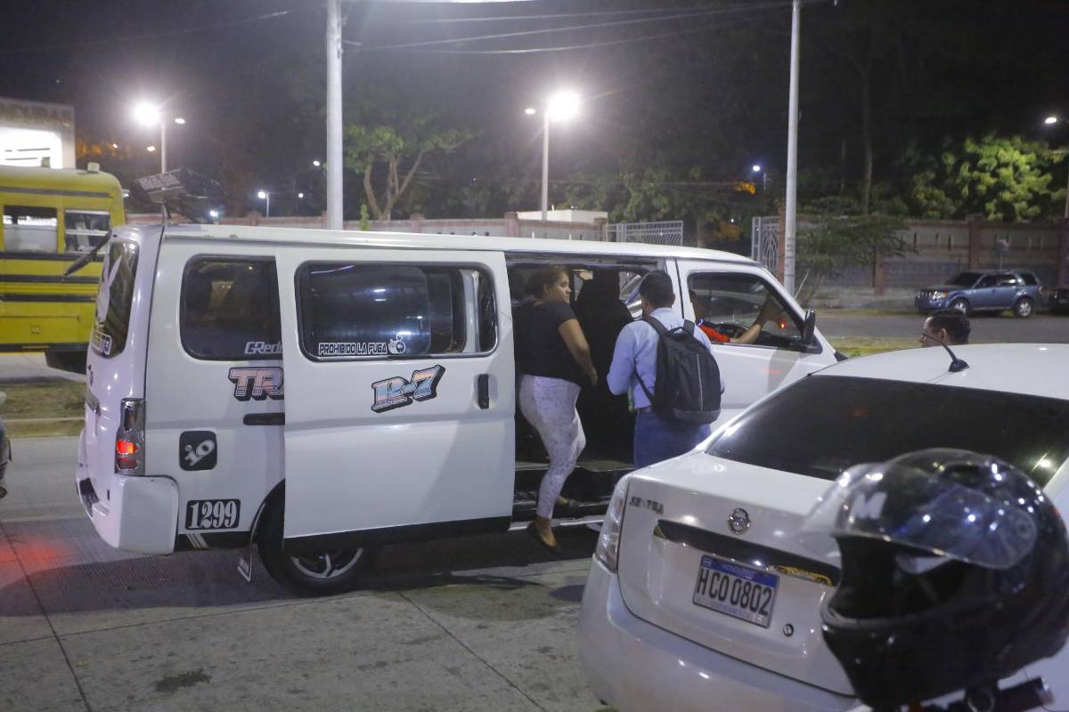 Las rutas 2 y 7 son las que trabajan por la noche, pero hasta las 7 u 8 de la noche, los estudiantes piden una mejora en el servicio de buses públicos, muchos no pueden pagar taxi.