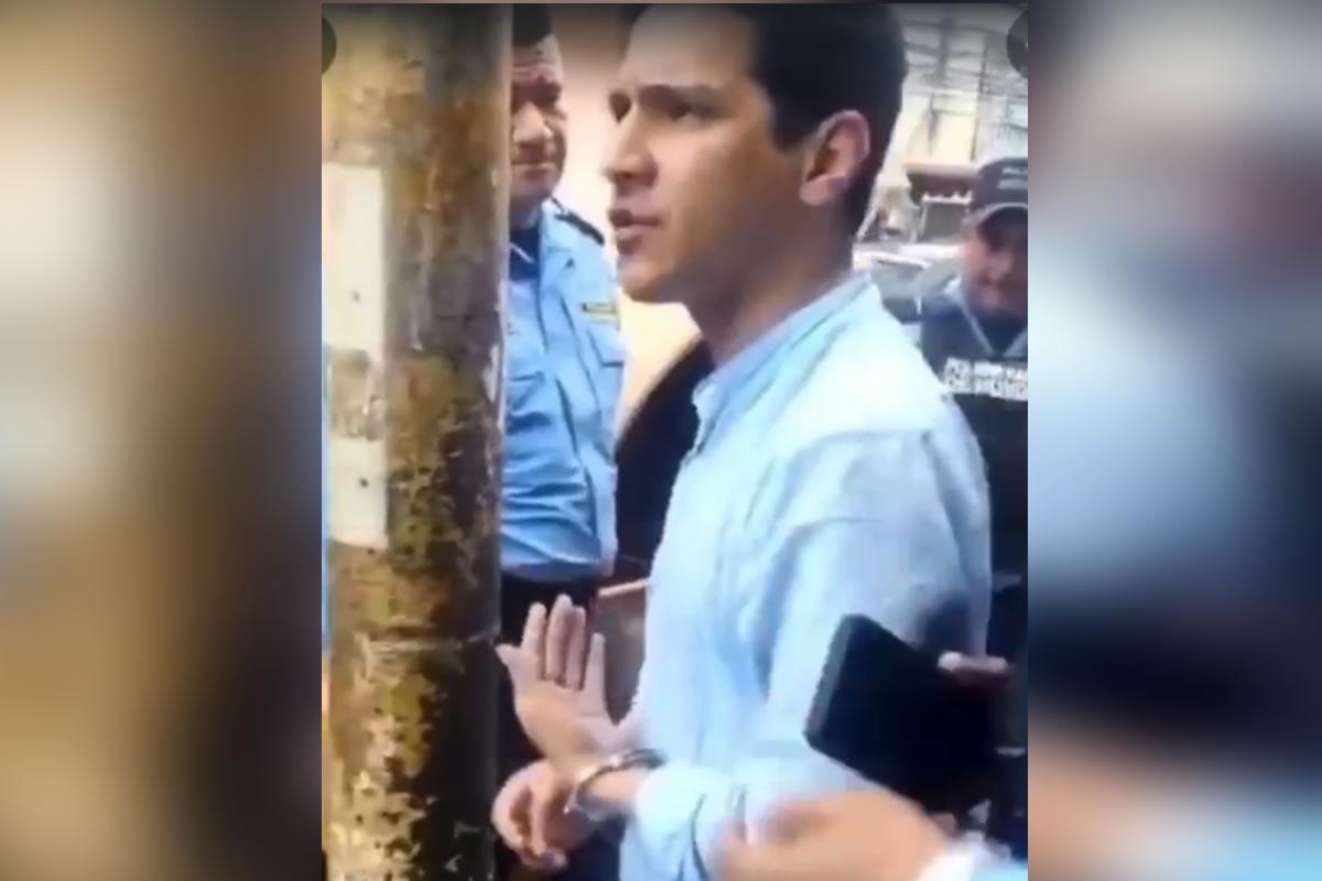 El subsecretario de Prensa durante su detención por conducir en supuesto estado de ebriedad.