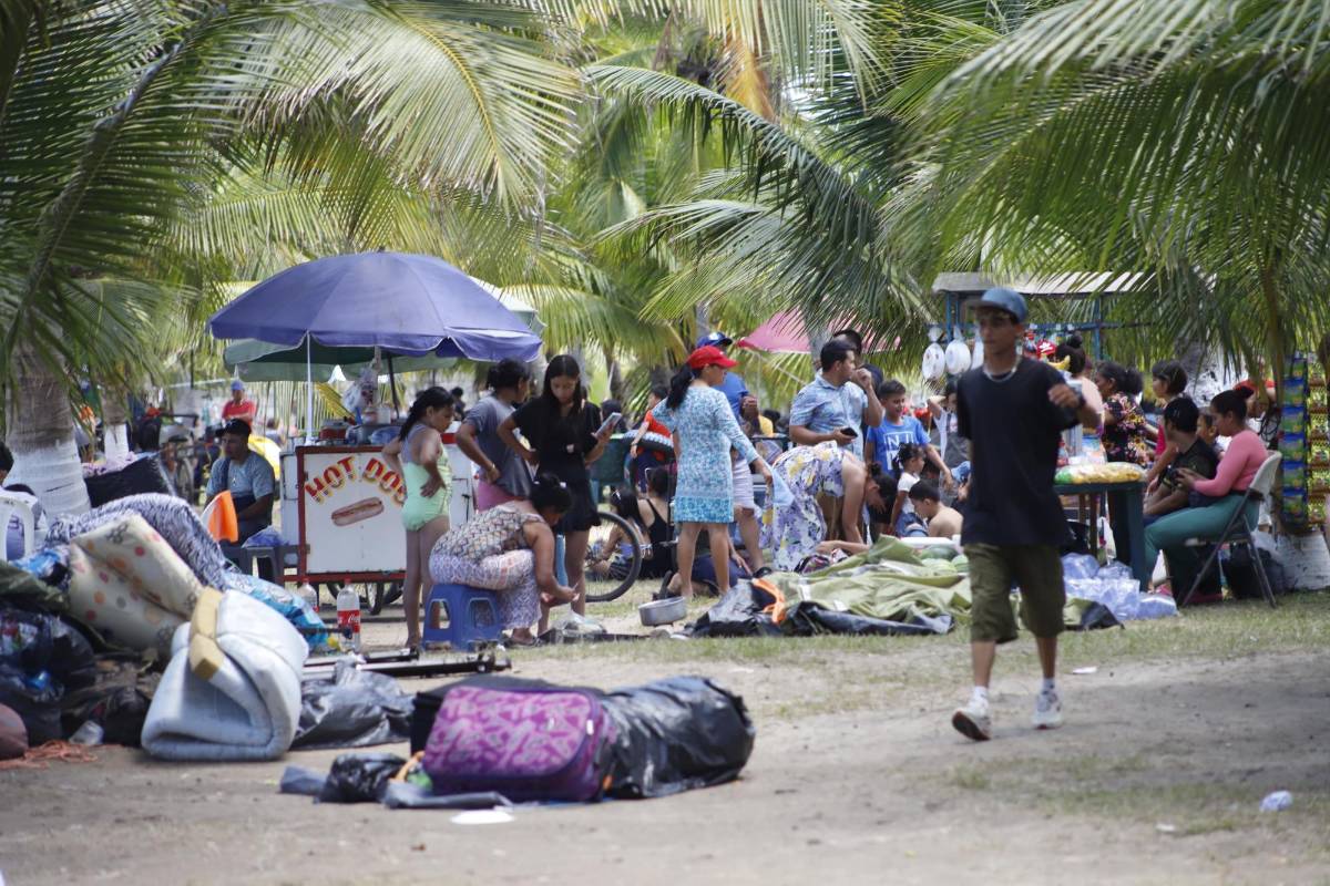 Cientos de hondureños disfrutan del Sol y la arena en las playas de Puerto Cortés