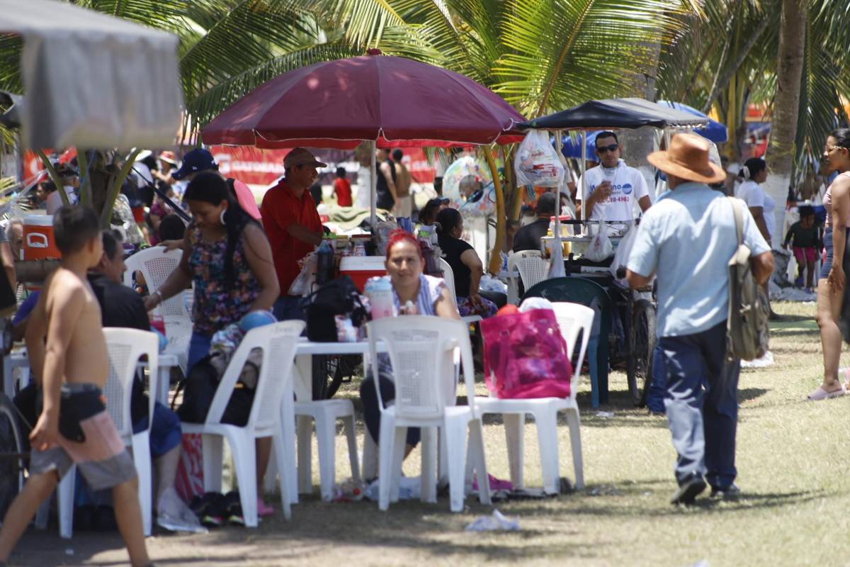 Cientos de hondureños disfrutan del Sol y la arena en las playas de Puerto Cortés