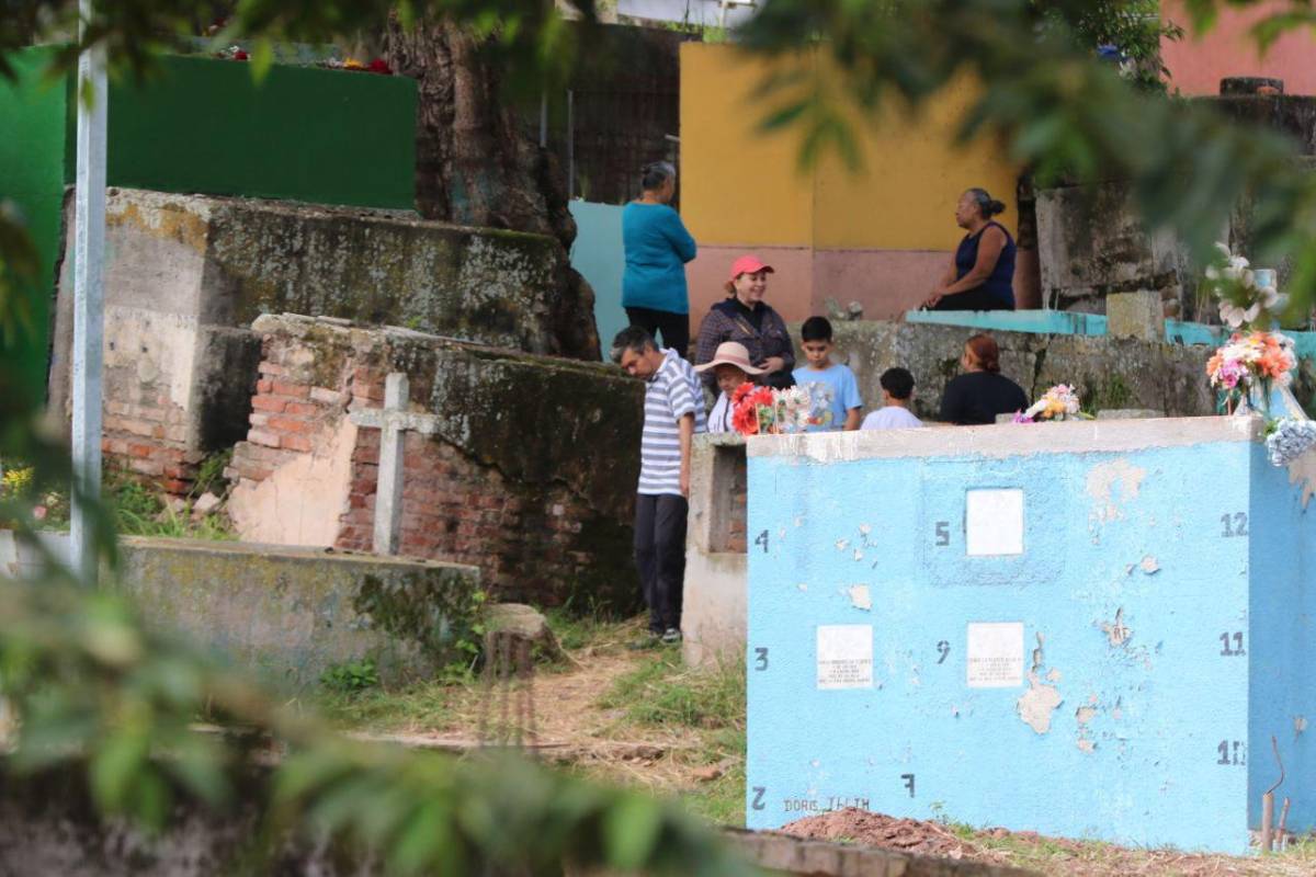 Flores, música y recuerdos; hondureños visitan cementerios en el Día de Difuntos