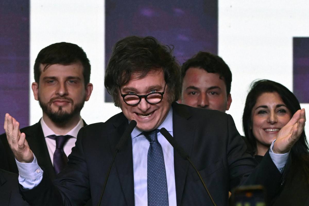 El congresista argentino y candidato presidencial de la Alianza Avanza La Libertad, Javier Milei, habla con sus partidarios después de conocer los primeros resultados de las elecciones presidenciales en la sede de su partido en Buenos Aires el 22 de octubre de 2023.