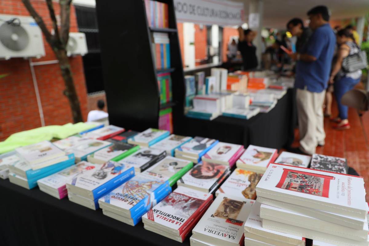 Venezuela dona 300 libros a la Biblioteca Nacional de Honduras