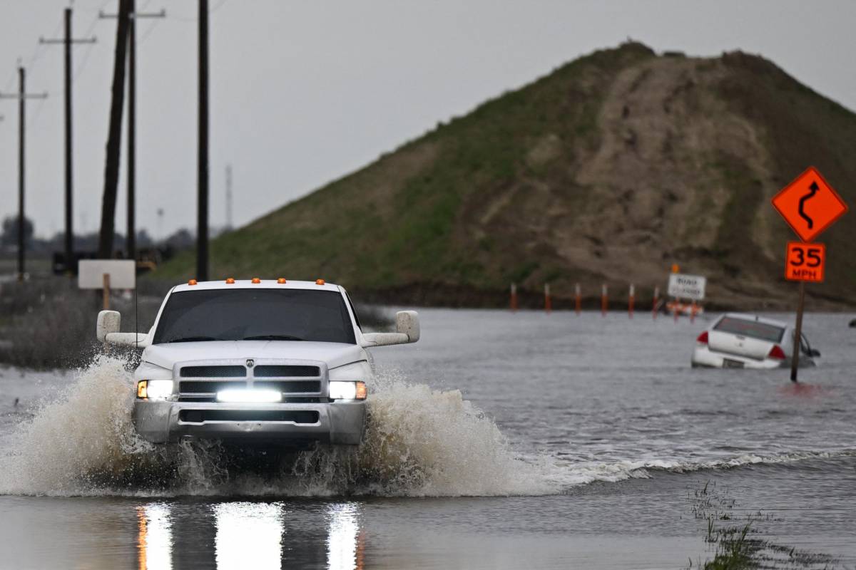 Nueva tormenta en California deja 5 muertos y miles bajo orden de evacuación