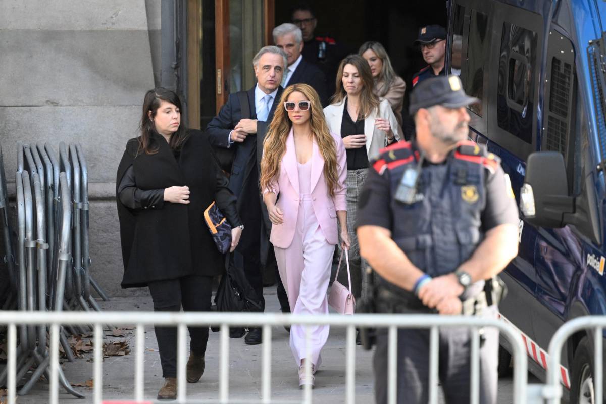 La cantante colombiana Shakira abandona el Tribunal Superior de Justicia de Cataluña después de asistir a su juicio por fraude fiscal, en Barcelona el 20 de noviembre de 2023.