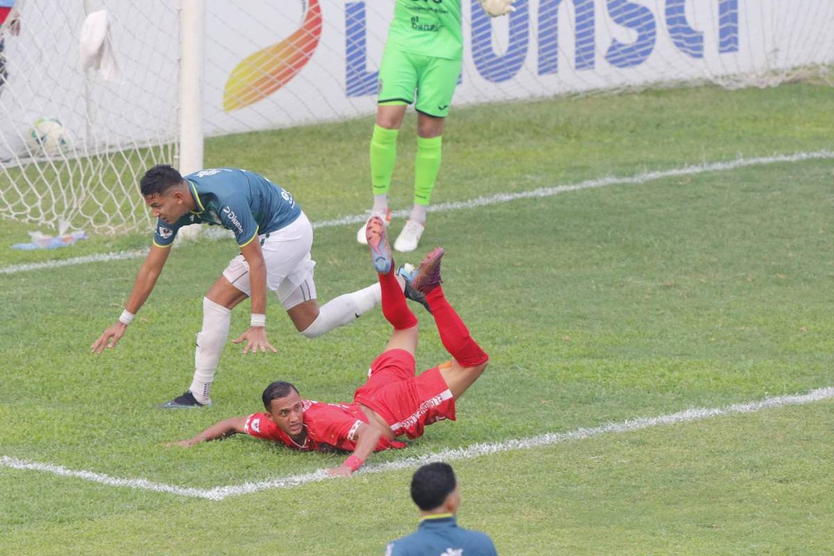 Luis Vega derribó a Diego Reyes en un claro penal para Real Sociedad.