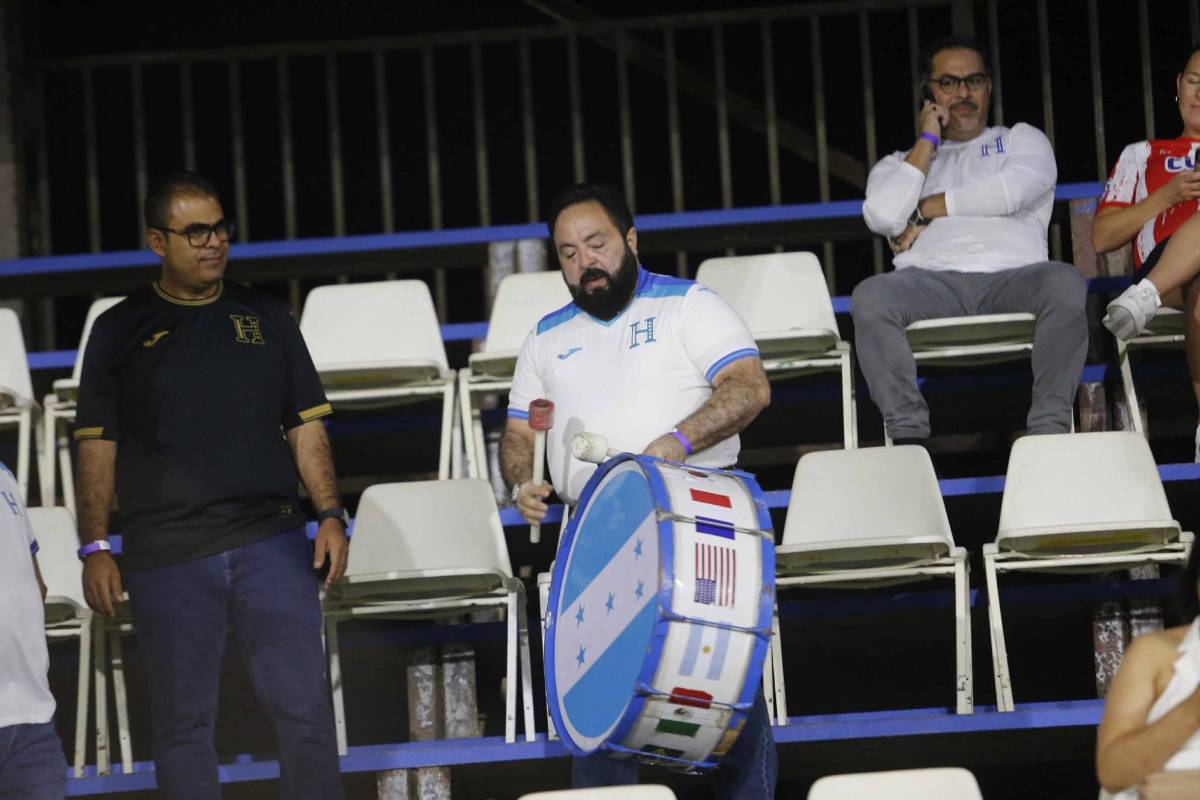 Redondo y su pareja presentes; bella catracha y mundialista en el Haití-Honduras