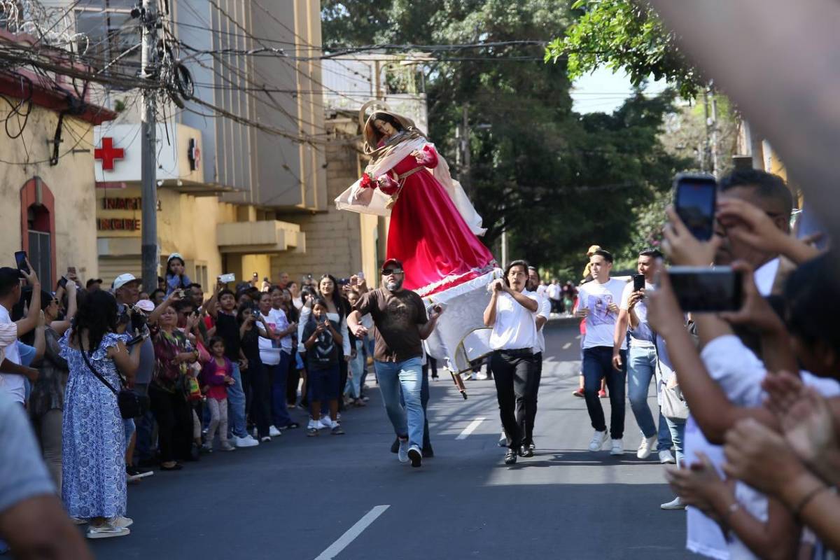 ¡Jesús resucitó!”, grita con alegría la feligresía católica en Comayagüela