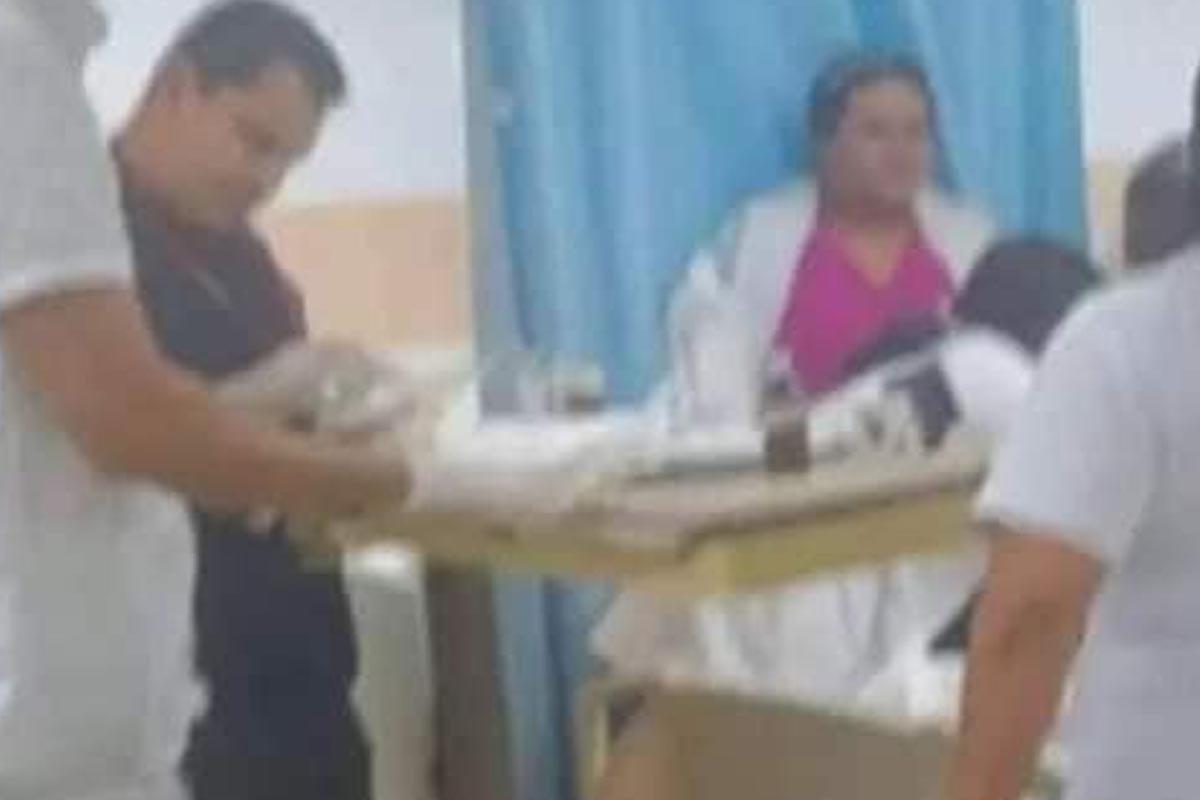 El agresor paso sobre el personal médico y disparó cuatro veces contra Monserrat, quien estaba recibiendo atención médica por sus heridas.