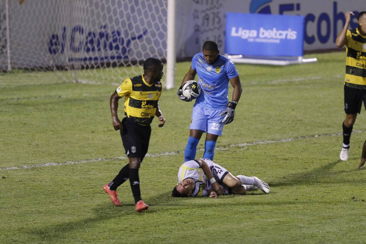 Buba López le dio una patada a Roberto Moreira en la recta final del Real España vs Génesis.