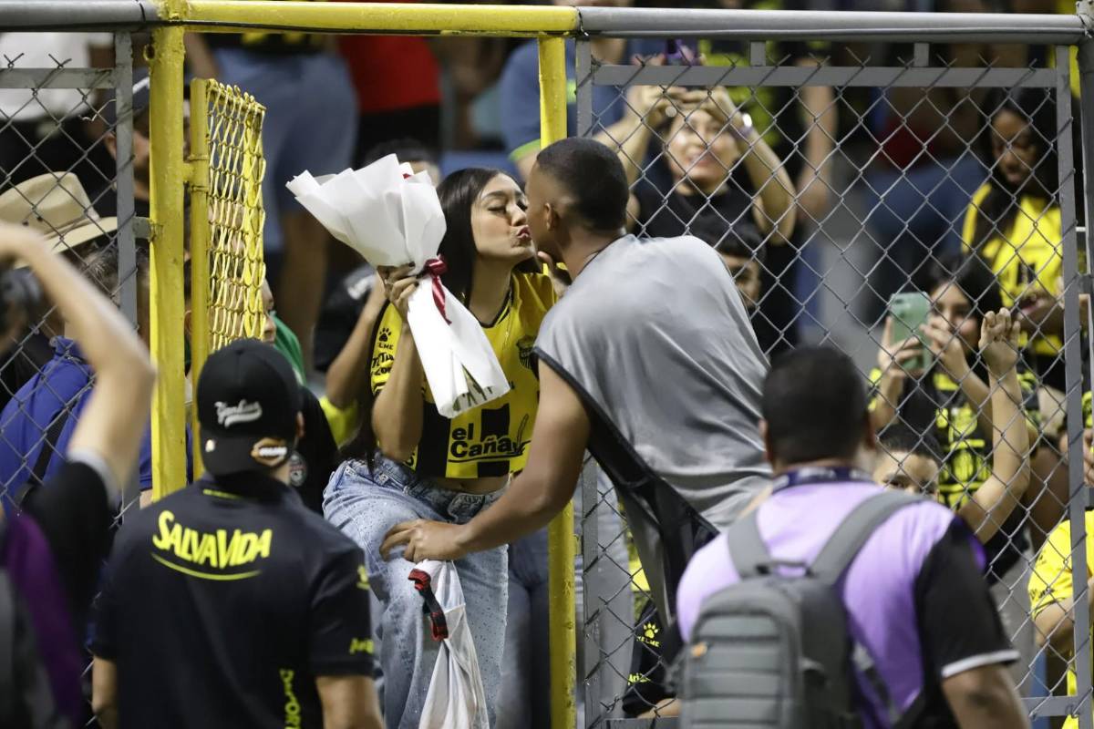 Futbolista sorprende a su bella novia, beso, fiesta del Real España y susto