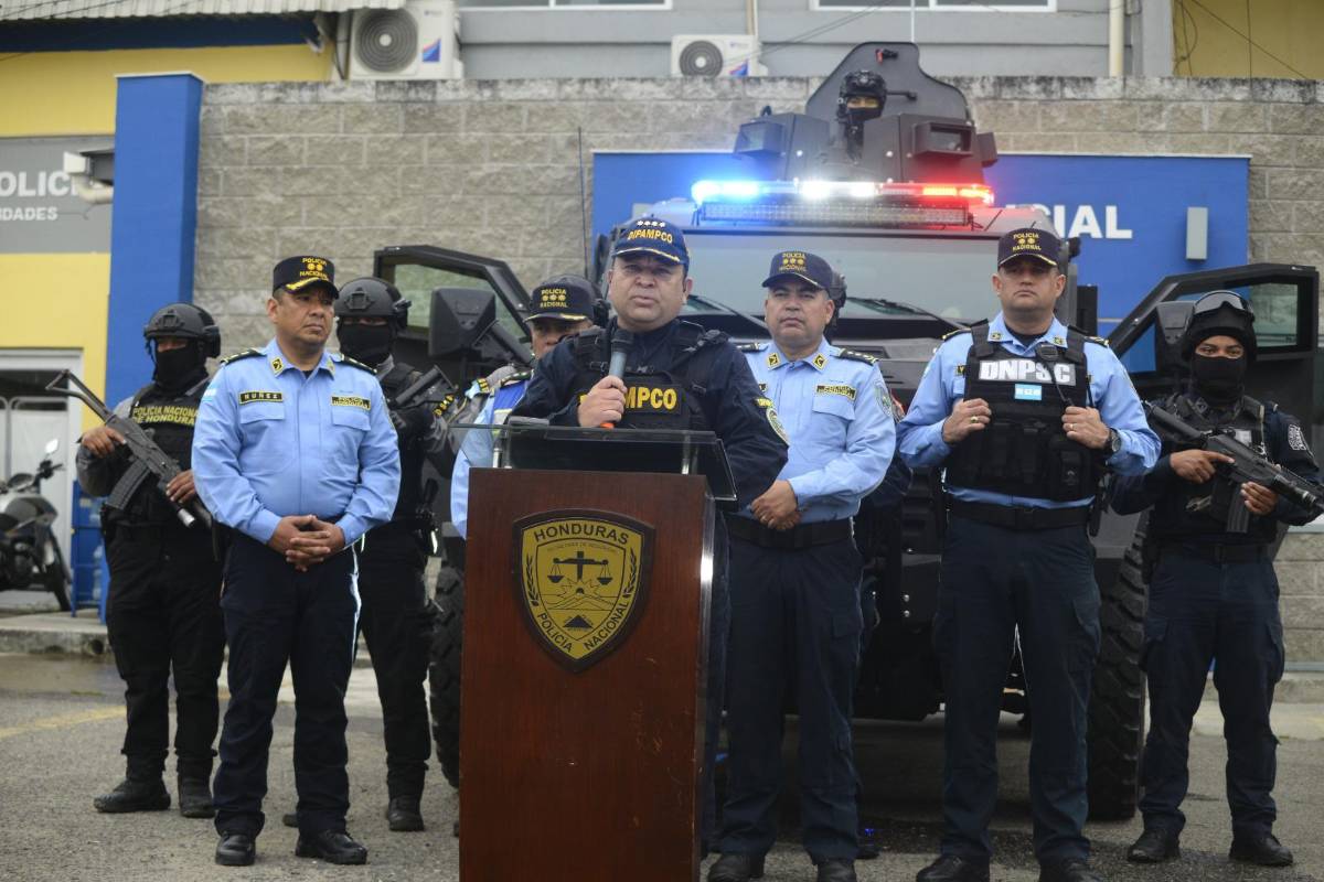 El comisionado general, Mario Molina Moncada, director de Dipampco, durante la conferencia de prensa brindada en San Pedro Sula.