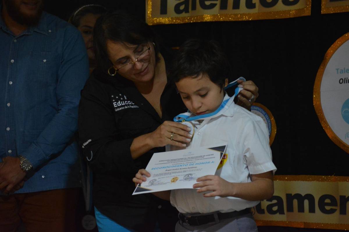 Premian a niños y jóvenes ganadores de olimpiadas de matemática, física y química