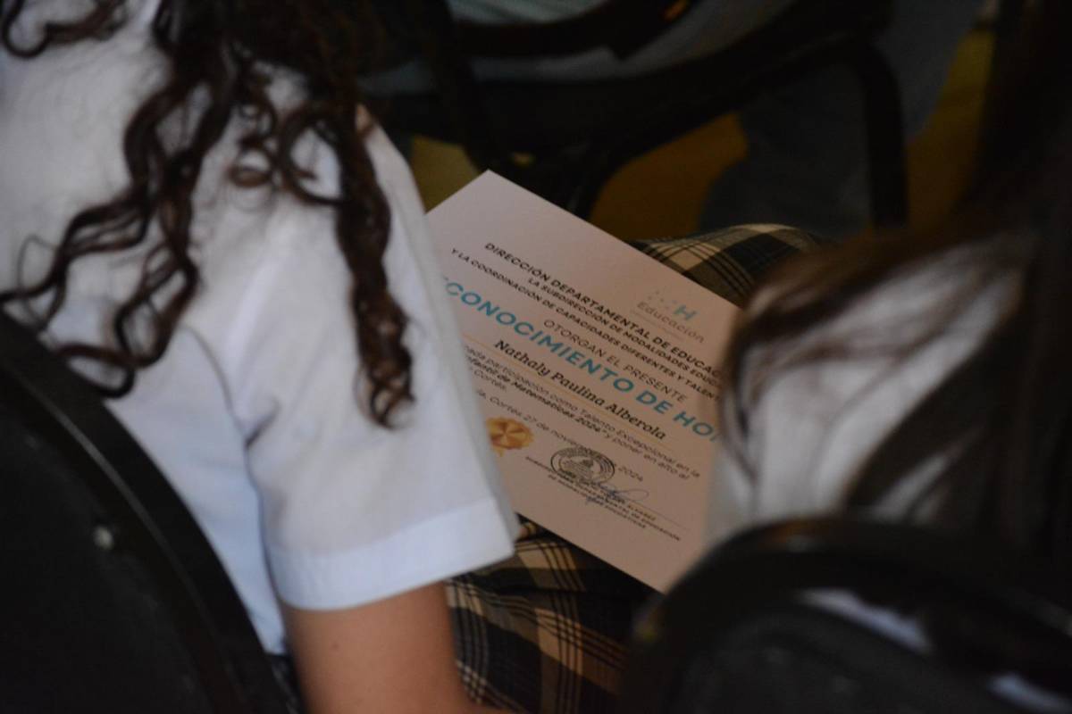 Premian a niños y jóvenes ganadores de olimpiadas de matemática, física y química