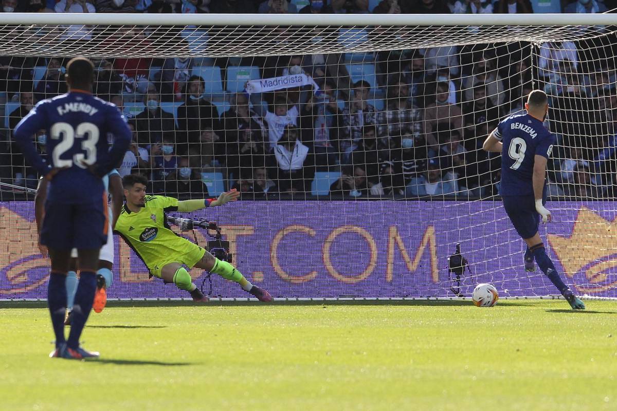 Benzema anotó dos penales y falló uno en la polémica victoria del Real Madrid ante Celta de Vigo. Foto EFE.