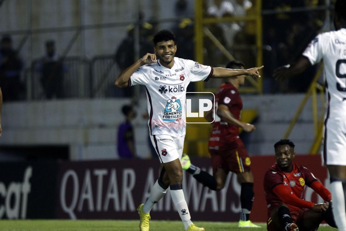 Johan Venegas celebrando el primer gol del Alajuelense.