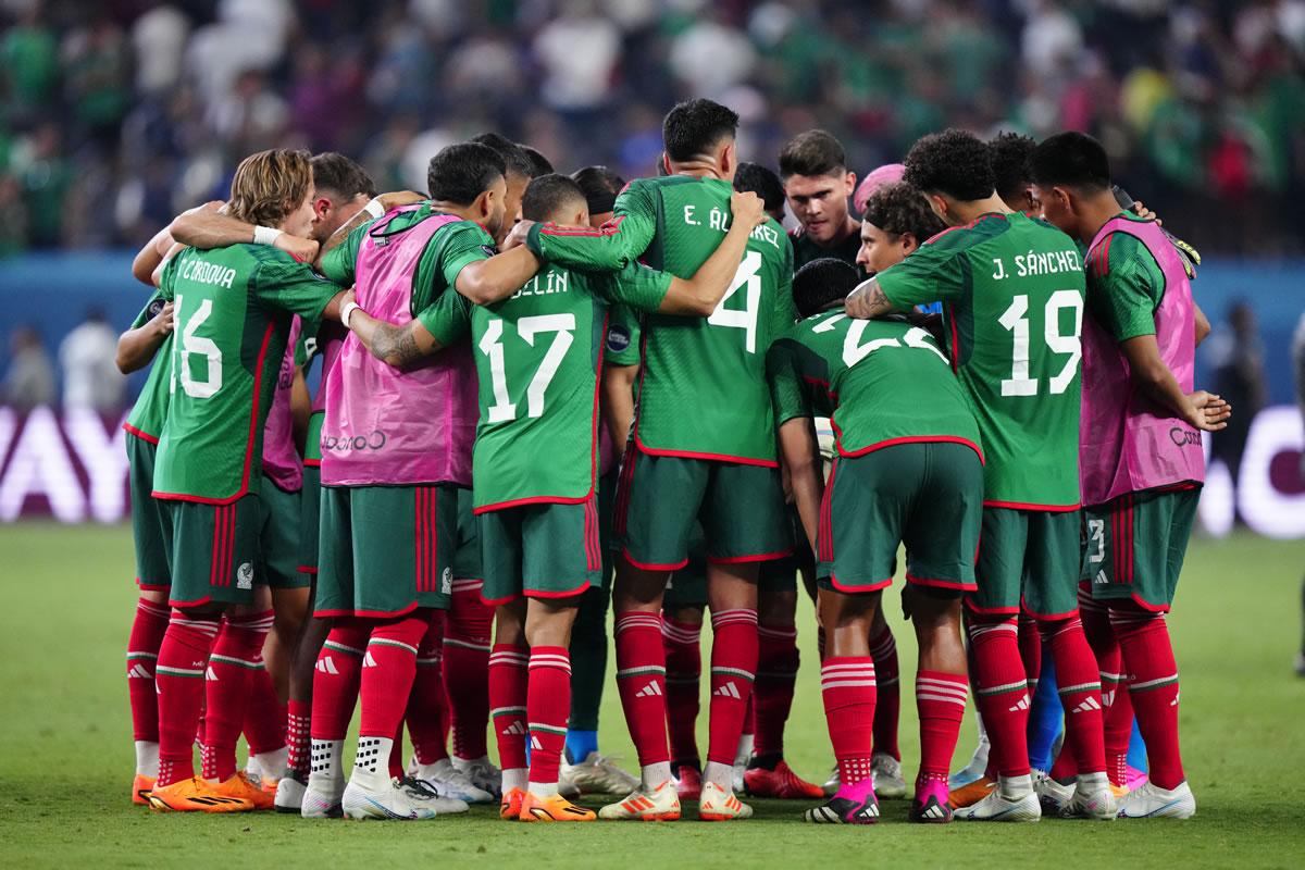 Los seleccionados mexicanos dejaron afuera a su entrenador de la reunión en el centro de la cancha al final del partido.
