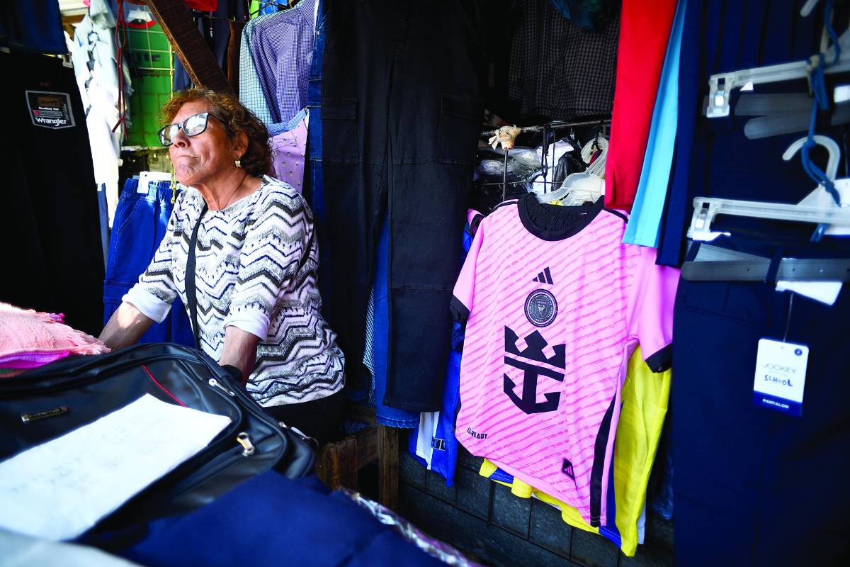 El comercio informal espera triplicar la venta de replicas de las camisas del Inter de Miami y Messi