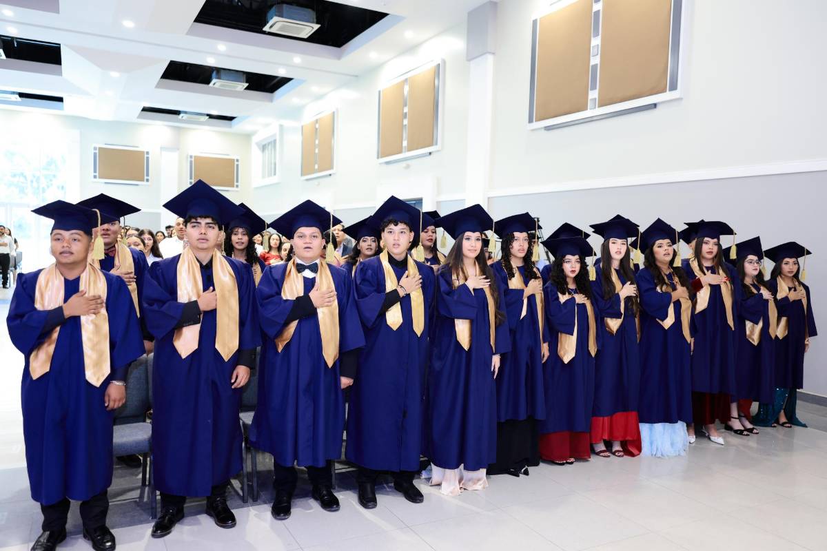 Los alumnos de último año al momento de entonar las notas del Himno Nacional.