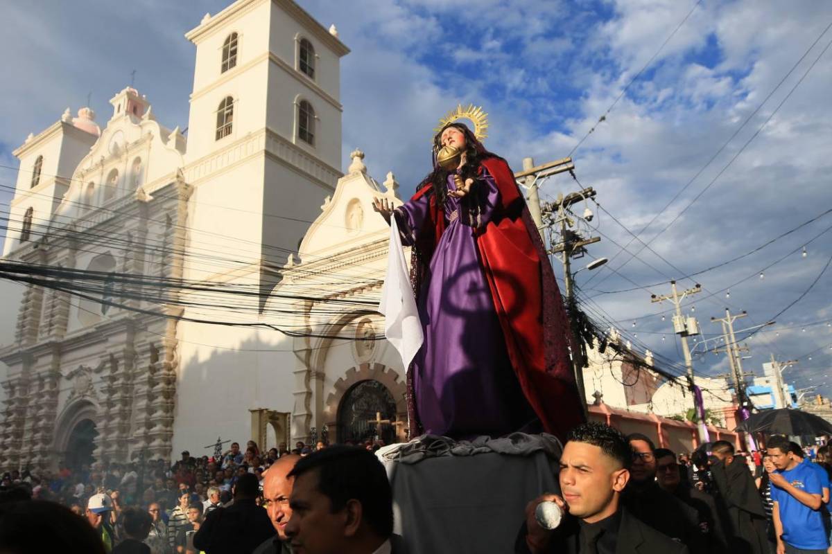 Santo Entierro: entre silencio y fe, fieles acompañan el cuerpo de Jesús