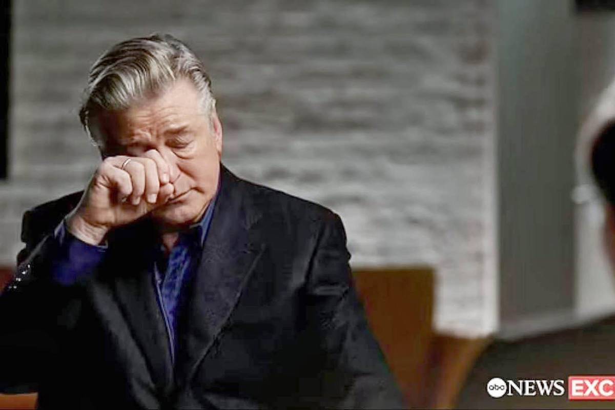 El actor dio una entrevista a ABC News y expresó el pesar que siente por la tragedia en el set de Rust.