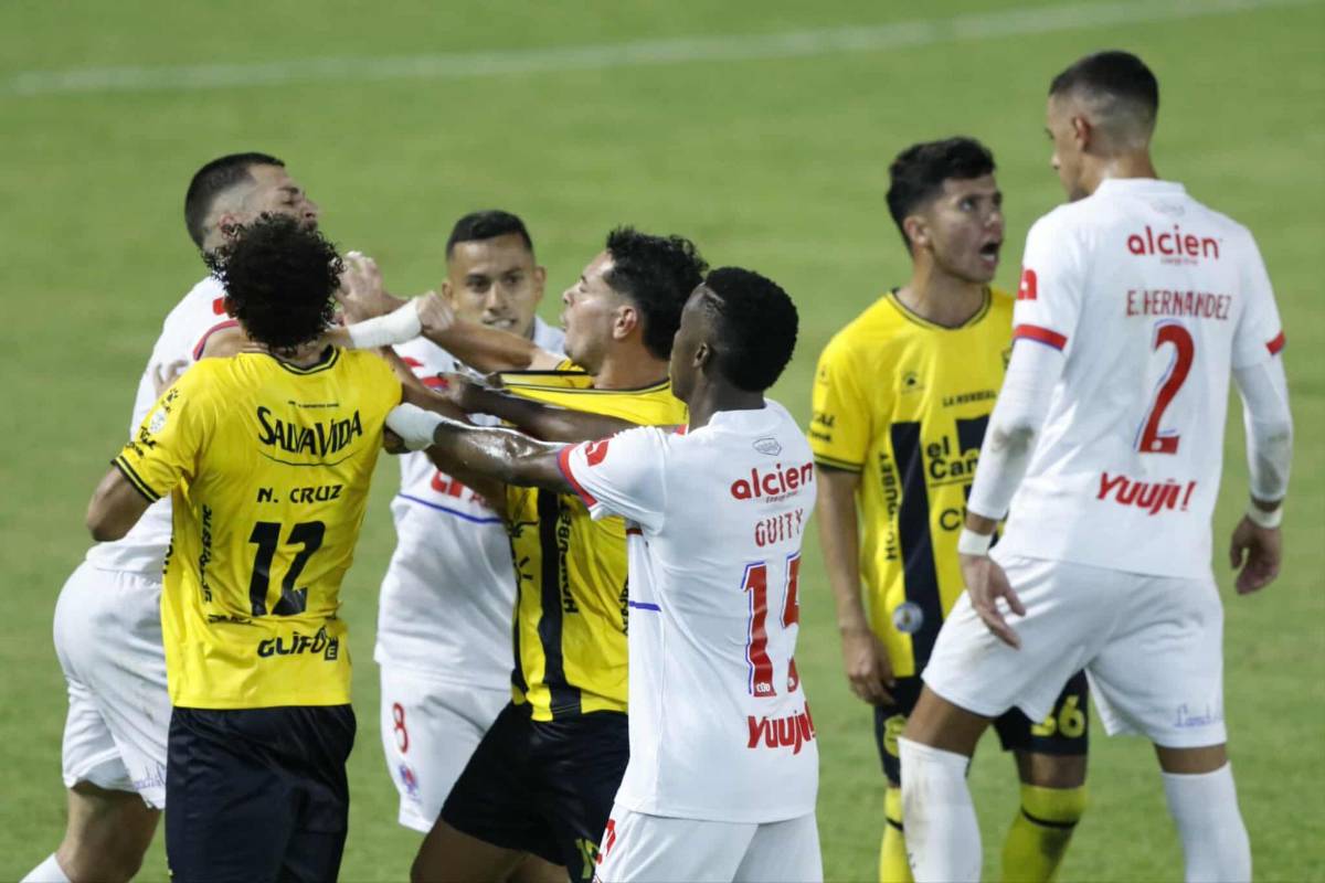 Peleas en el Real España-Olimpia, lo que pasó con Menjívar y brasileña sorprende