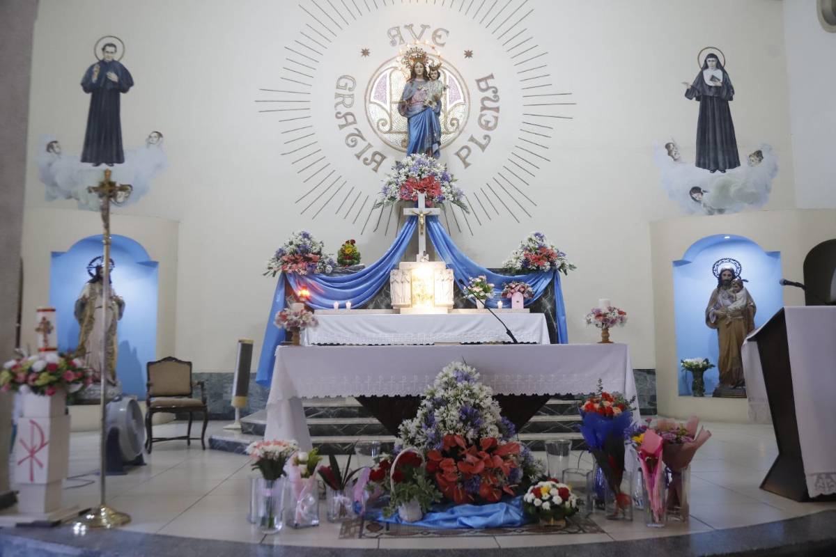 Egresadas del María Auxiliadora llevan flores a su amada Virgen
