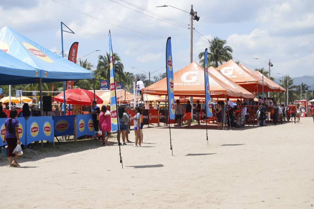 Cientos de hondureños disfrutan del Sol y la arena en las playas de Puerto Cortés