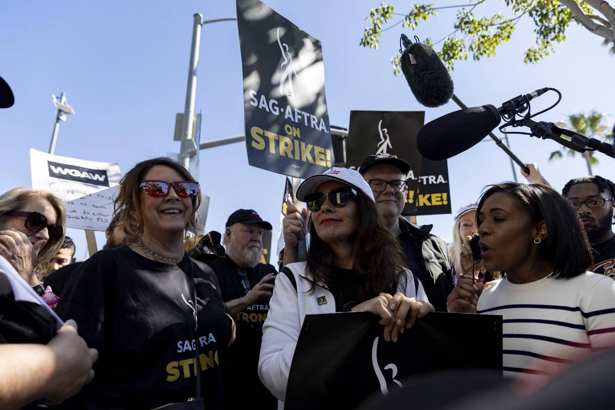 La actriz se suma, junto con todos los miembros del sindicato que lidera, a la huelga de guionistas.