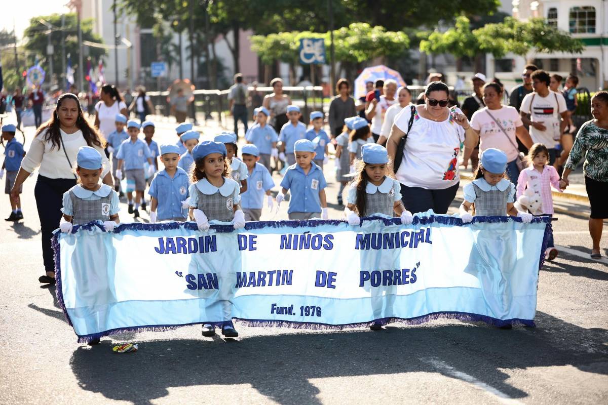 Los niños caminaron por la tercera avenida y primera calle de San Pedro Sula.