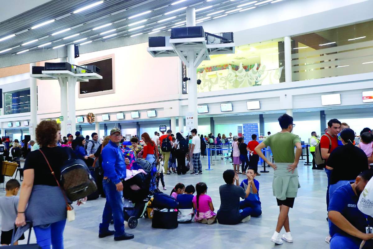 El Villeda Morales recibió ayer la salida y entrada de decenas de hondureños que finalizaban sus fiesta navideñas.