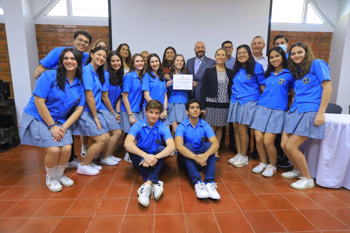 Escuela Internacional Sampedrana recibe preciado reconocimiento