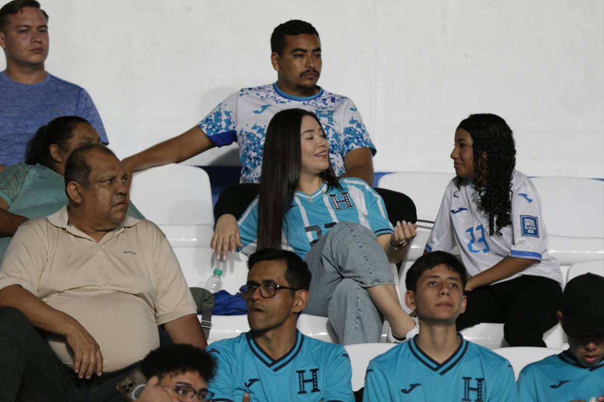 Honduras - Surinam: Mundialista aparece, lo que pasó tras beso y descubren a la chica de verde