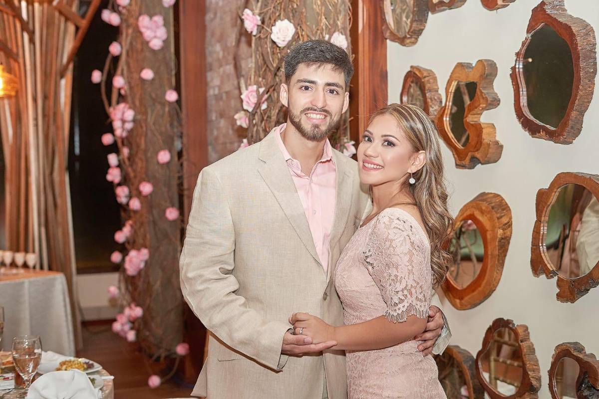 Manuel López e Isabella López se comprometen en un solemne y romántico acto