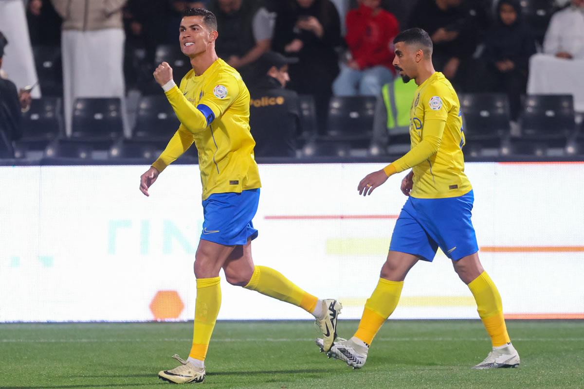 CR7 celebrando su nuevo gol de penal con la camiseta del Al Nassr.
