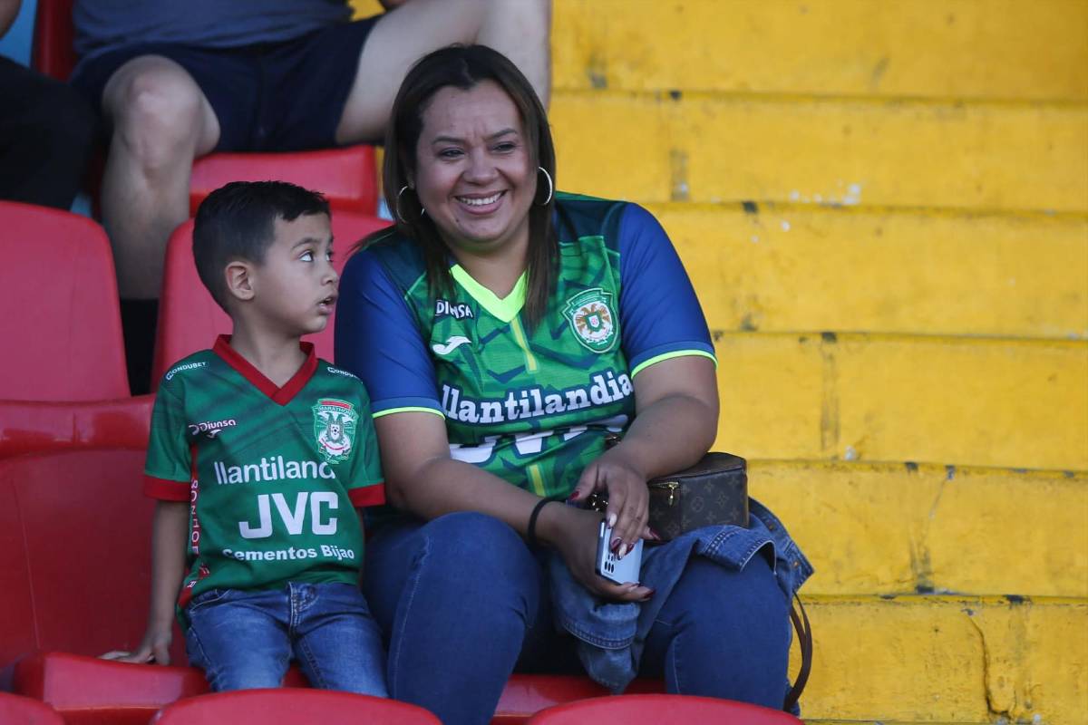 Bellezas, burla a Marathón, lanzan billetes a Henry Figueroa y él reacciona