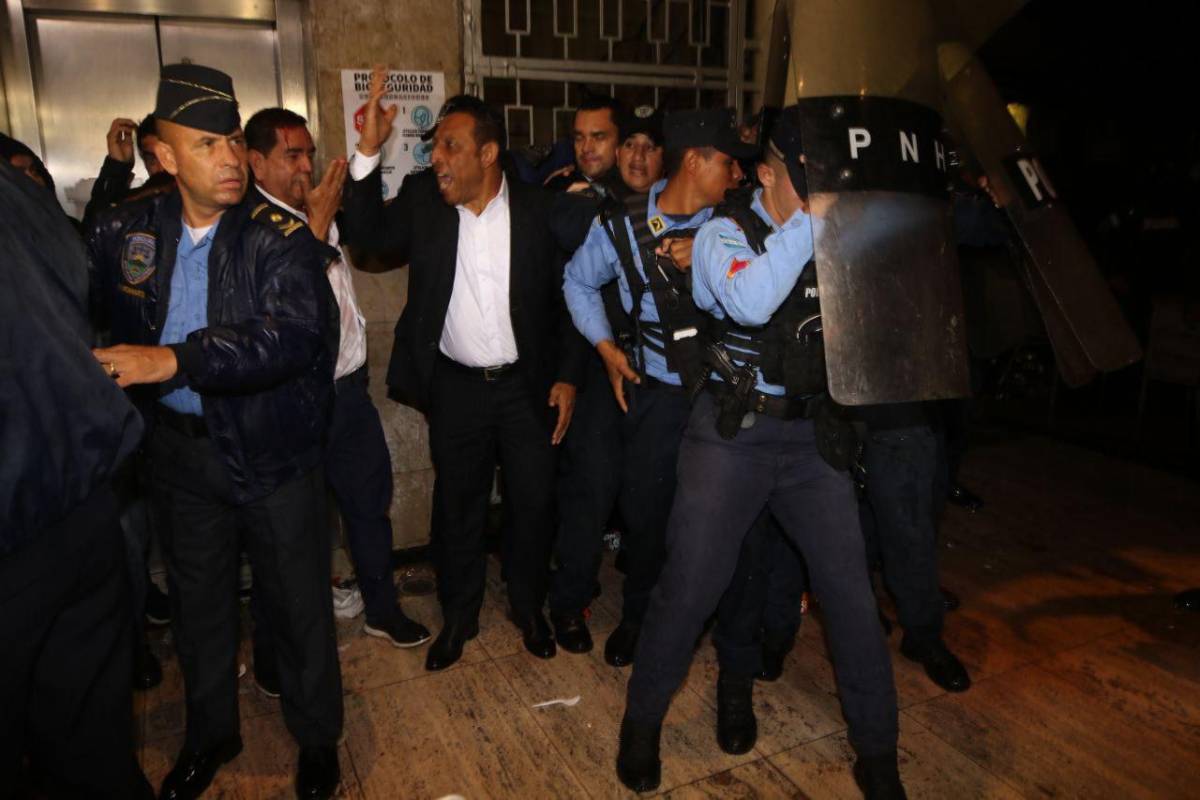 Colectivos del Partido Libre golpearon a diputados del Partido Nacional en los disturbios ocurridos la noche del martes en los bajos del Parlamento de Honduras.
